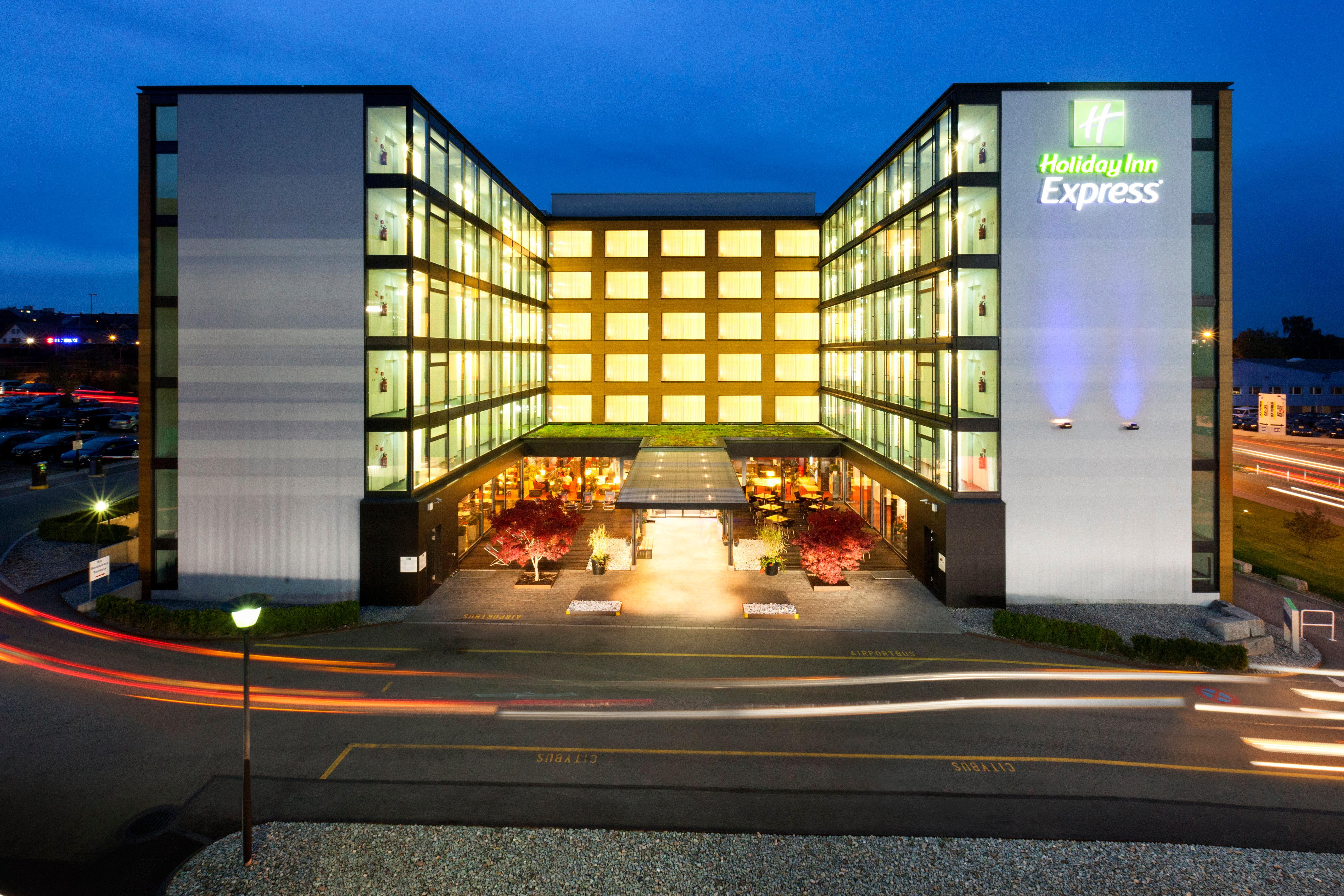 Holiday Inn Express Zürich Airport, an IHG Hotel Rümlang Exterior foto